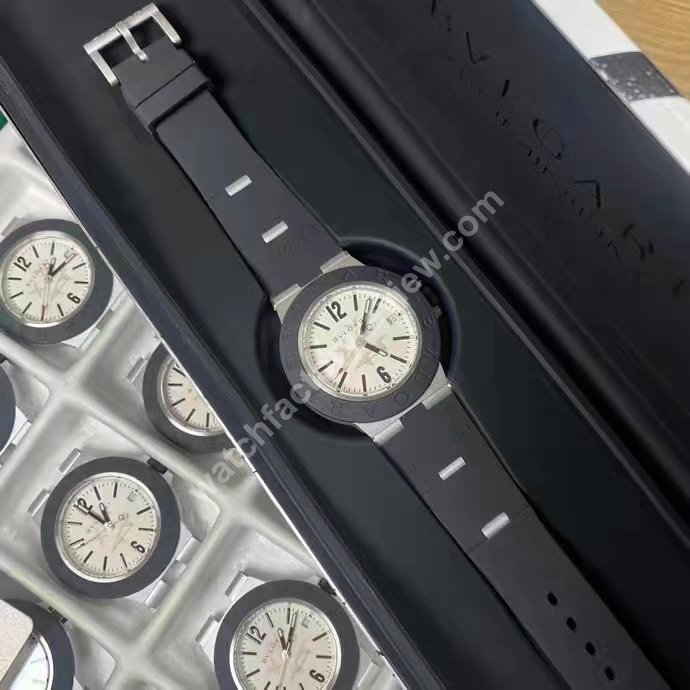 Impressive Watch with Unique Movement: A Detailed Review