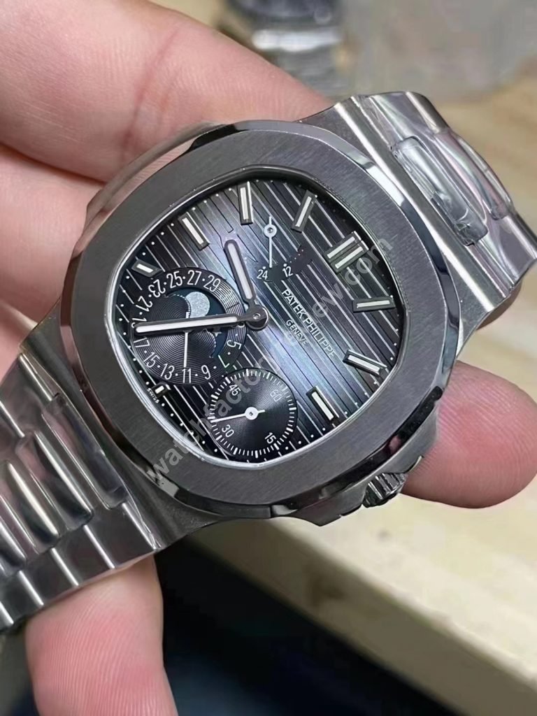 V2 Nautilus 5712 Moon Phase