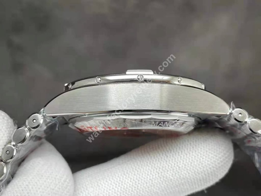 Breitling Chronomat Case